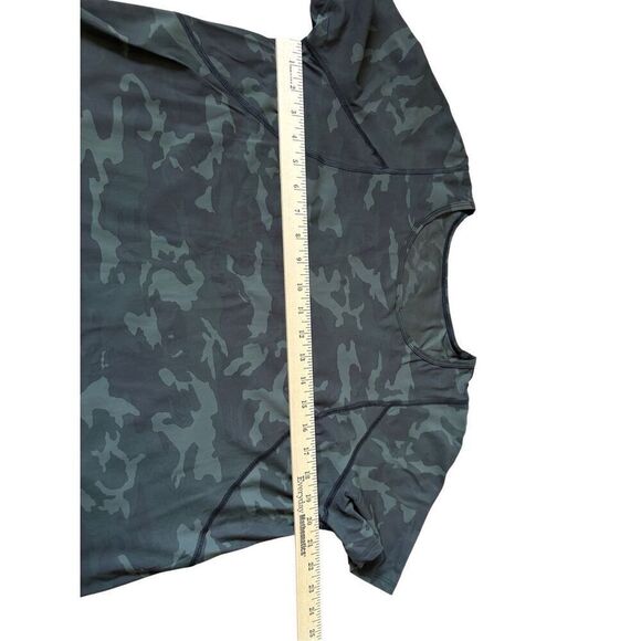 Lululemon Outrun the Heat Short Sleeve Tee size 8-10 Incognito Camo Multi Gator - Picture 7 of 8